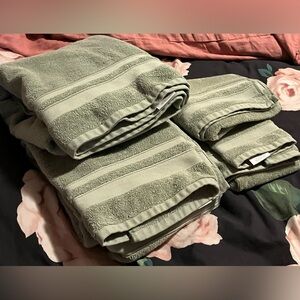 Threshold ~Sage Green Towel Set of 4~ 2 oversized bath towels ~ 2 hand towels